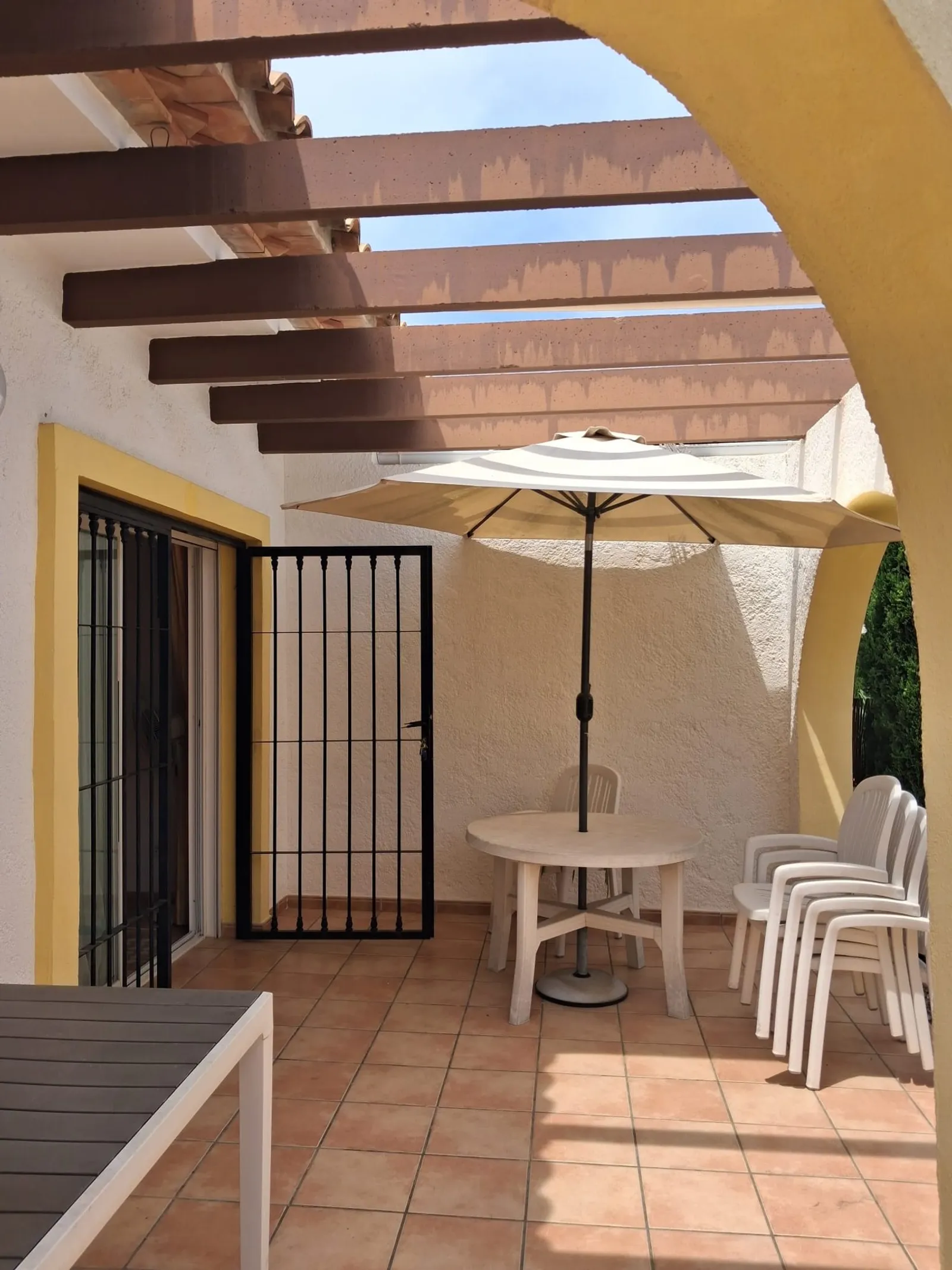 Bungalow con jardín privado y piscina comunitaria
